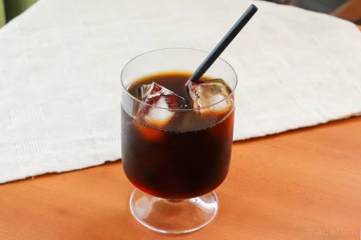 京極の名水ブラック珈琲をグラスに移して黒いストローを挿した様子