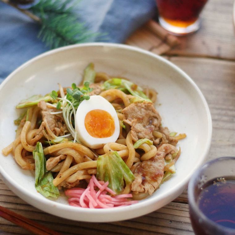 ゆで卵がのった味噌味の焼きうどん