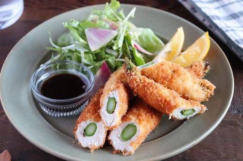 お皿の上に乗ったアスパラささみチーズフライ
