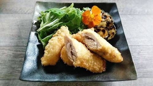 黒いお皿の上に盛られたささみ梅フライ