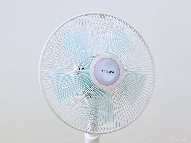 扇風機をまわしている様子