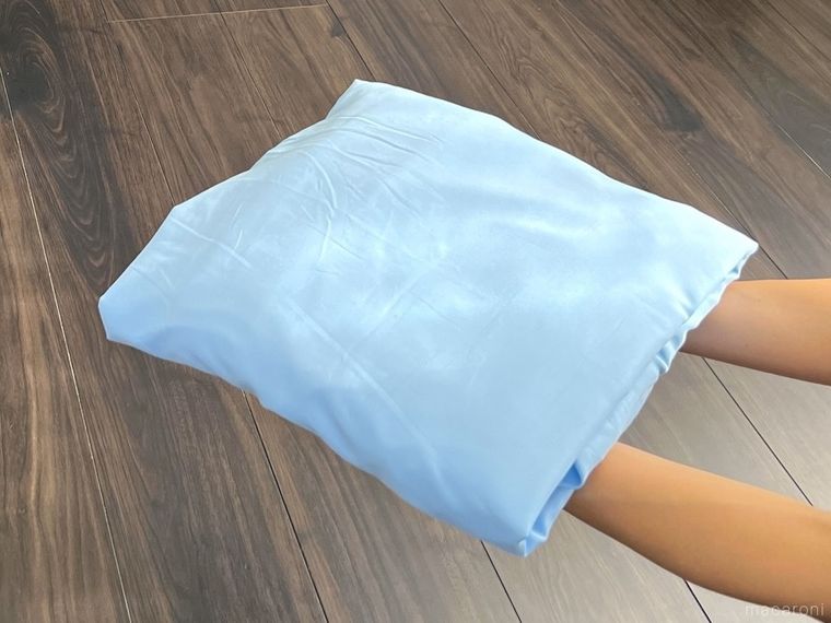 シーツを持っている手元