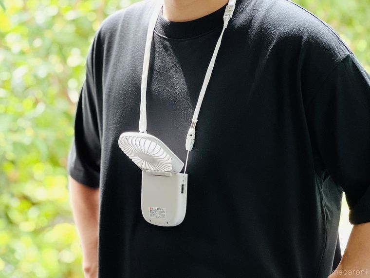 首にファンを下げている男性