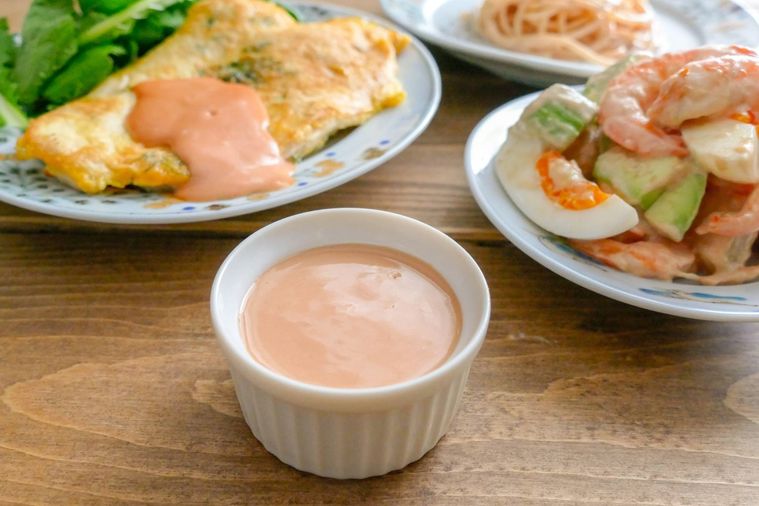 オーロラソースとソースのかかった料理が並ぶ食卓