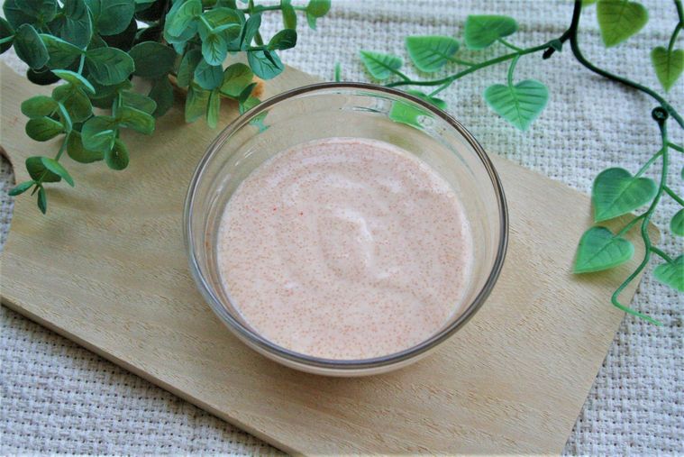 ガラス皿に盛られた明太マヨソースと植物