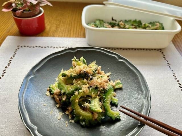 黒い器に盛られた無限ゴーヤ