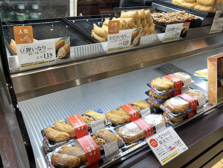 ショーケースに並ぶおいなりさん