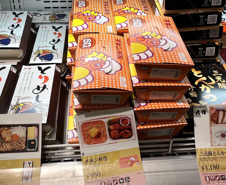 ショーケースに並ぶチキン弁当