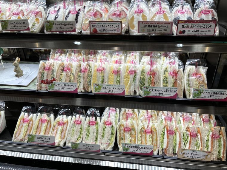 ショーケースに並ぶサンドイッチ