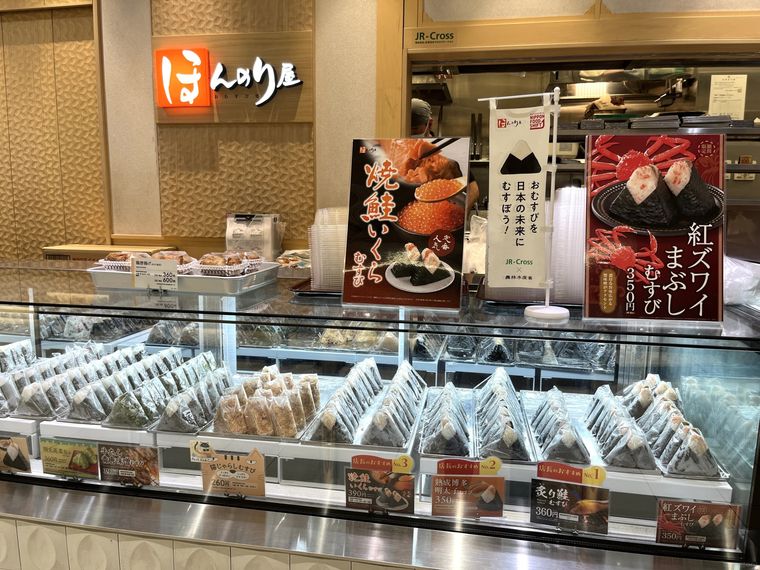 ほんのり屋エキュート品川店のショーケースに陳列されたおにぎり