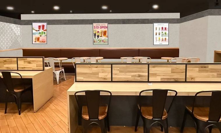 カウンターテーブルとイスが並ぶ、ブラウン調の内観