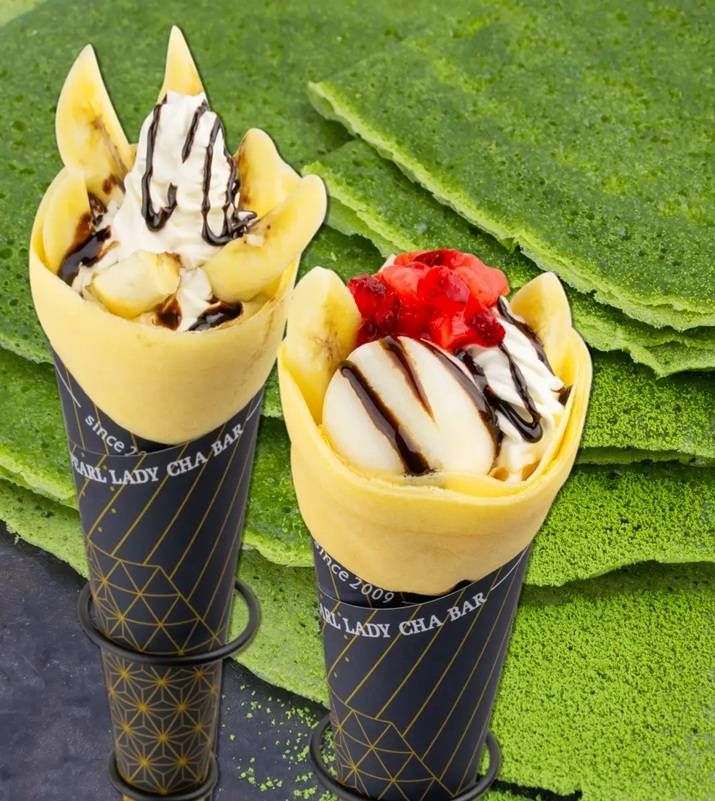 バナナやアイスクリームが入ったクレープ2つ