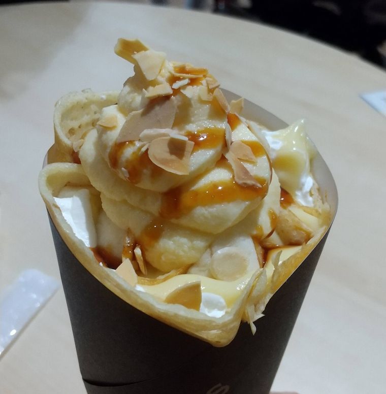 カスタードクリームやナッツ、キャラメルソースがトッピングされたクレープ