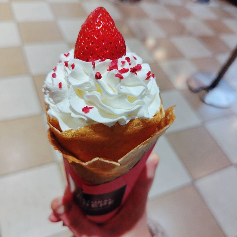 ホイップクリームやいちごがのったクレープ