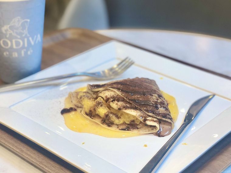 白い皿に盛り付けたクレープとドリンクのセットがお得なモーニング クレープセット