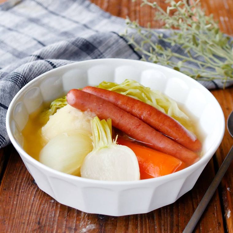 白い器に盛り付けたゴロゴロ野菜のポトフ