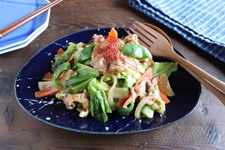 黒い皿に盛り付けた野菜たっぷり回鍋肉