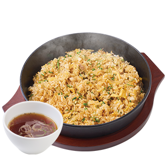 鉄板に盛られた焼き飯と、器にそそがれたスープ