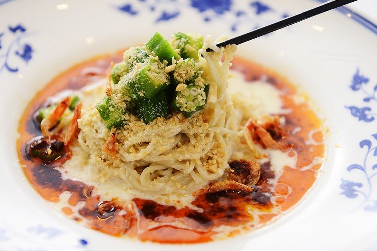 中華皿に盛られたラー油入り豆乳冷やし中華