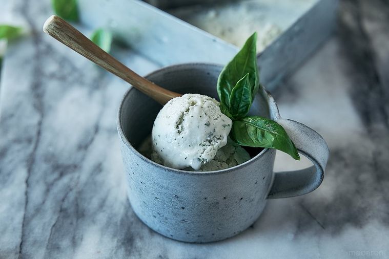 淡いブルーのコップに盛られたバジルとレモンのアイス