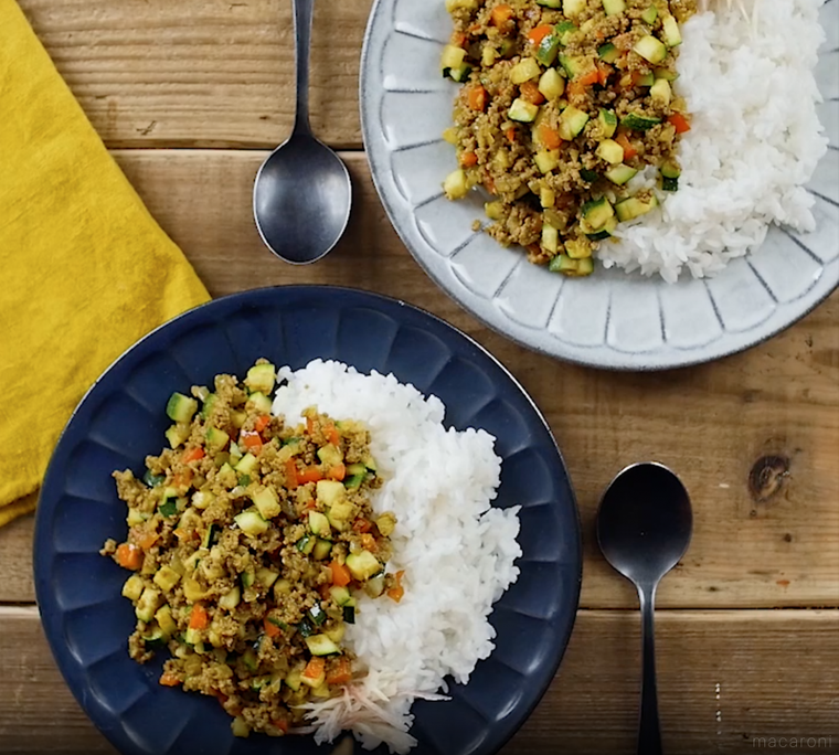 ネイビーと白の皿に盛られた夏野菜のキーマカレー