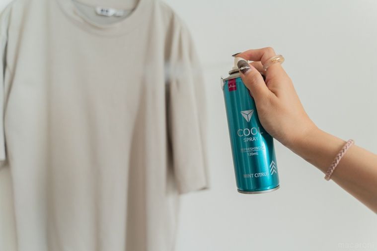 Tシャツに冷却スプレーをかける様子