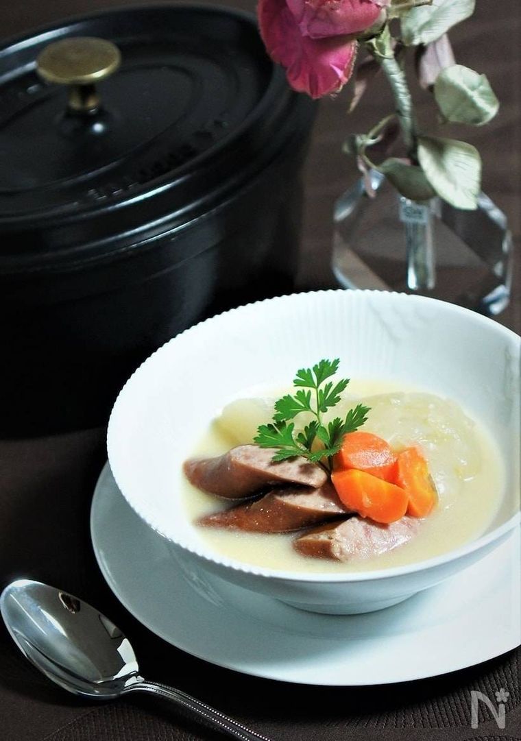 白の皿に盛られた白味噌のポトフ