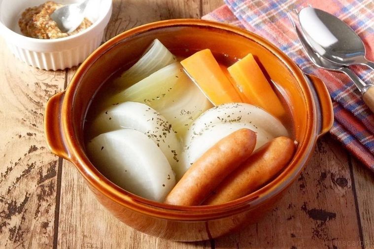茶色の器に盛った大根のポトフ