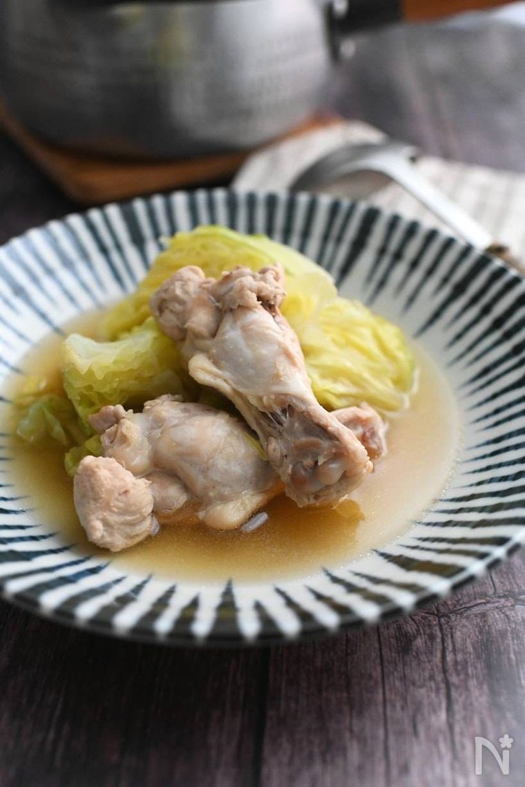 和風の皿に盛られた鶏手羽元と春キャベツの和風ポトフ