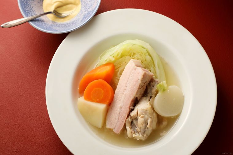 皿に盛られた豚バラ肉と鶏手羽元のポトフ