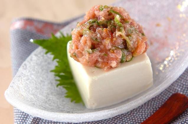 大葉の上に置かれたねぎとろ冷奴