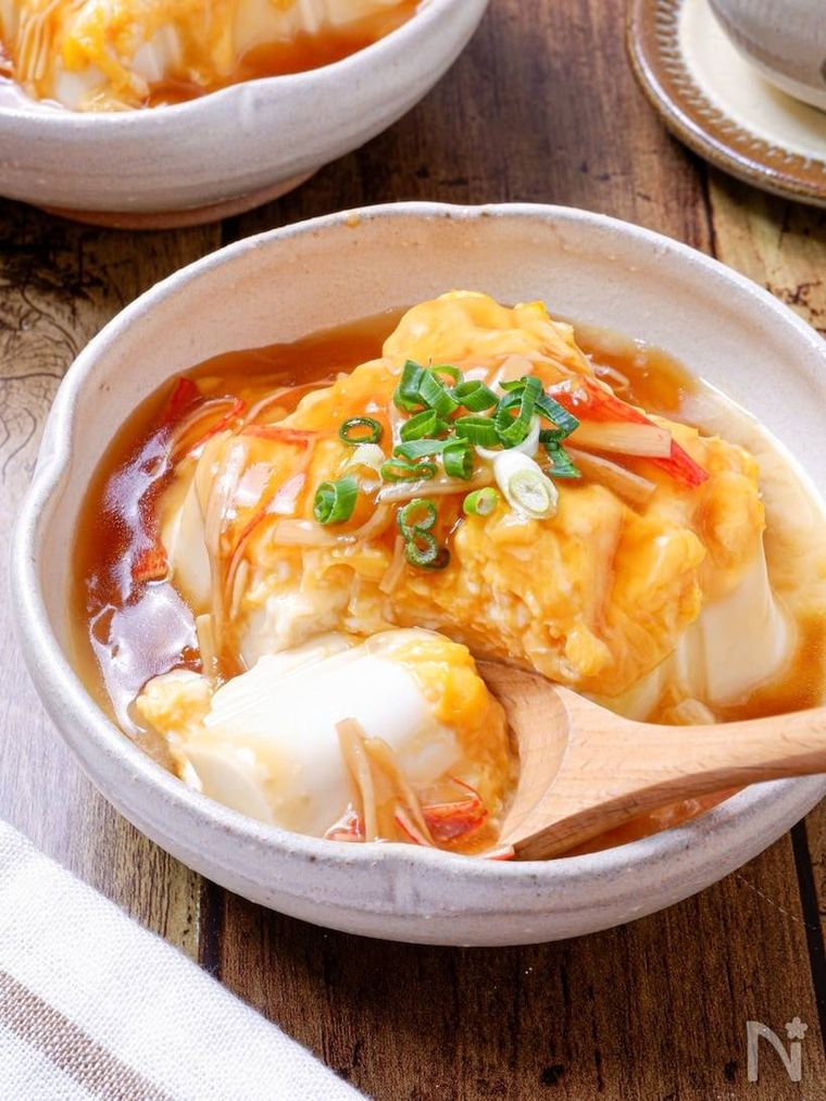 ねぎがトッピングされたあんかけ冷奴