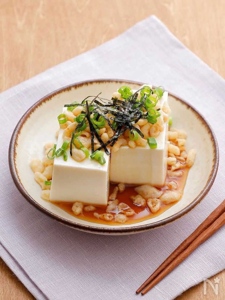 天かすやのりがトッピングされたたぬき冷奴