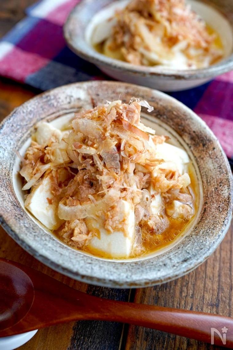 和風の皿に盛られた新玉ねぎツナポンだれ冷奴