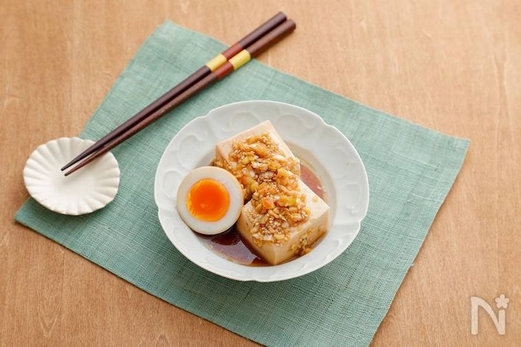 卵が添えられた韓国風冷奴