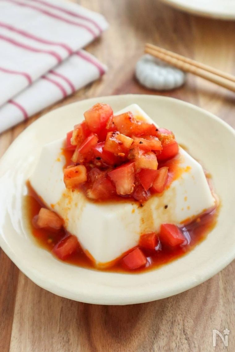 トマトがトッピングされた冷奴