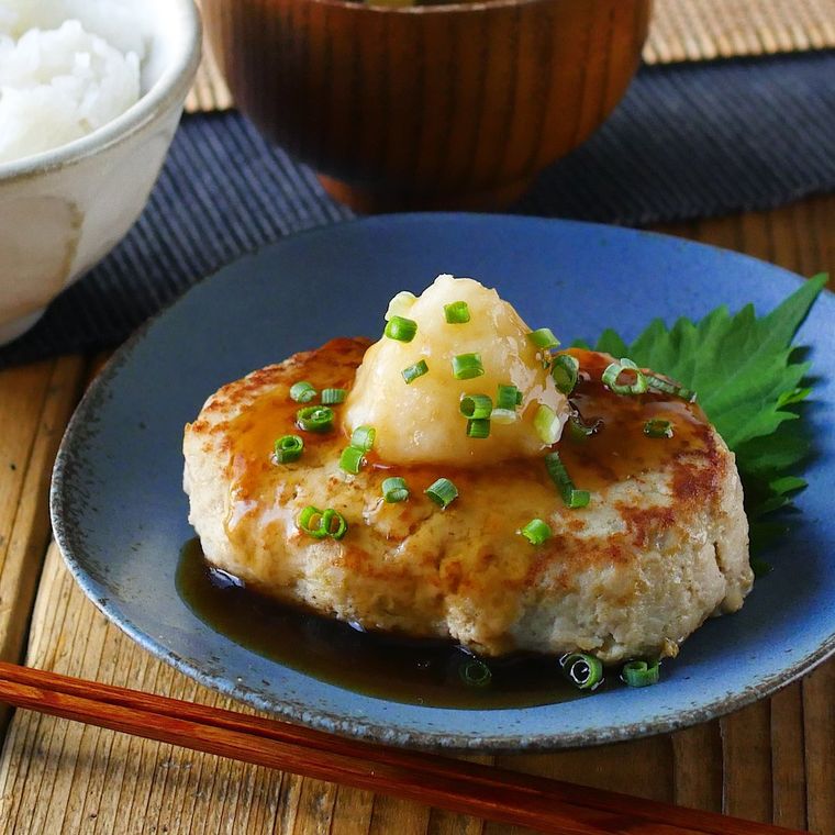 皿に盛りつけられたおからパウダー入りのおろしハンバーグ