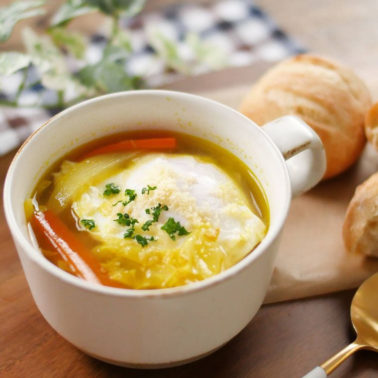 白いカップに盛りつけられた春野菜とツナ缶のカレースープ