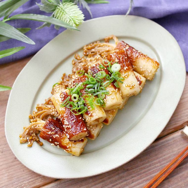 白い皿に盛りつけられたちくわえのきだけの照り焼き風