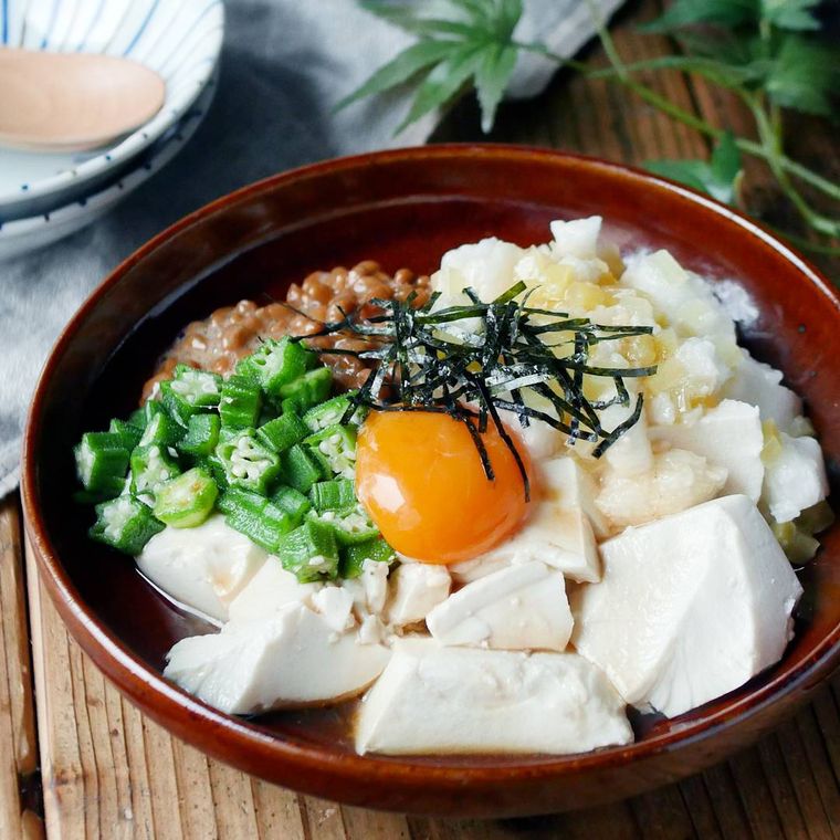 茶色の器に盛られた絹豆腐と長芋のバクダン丼風サラダ