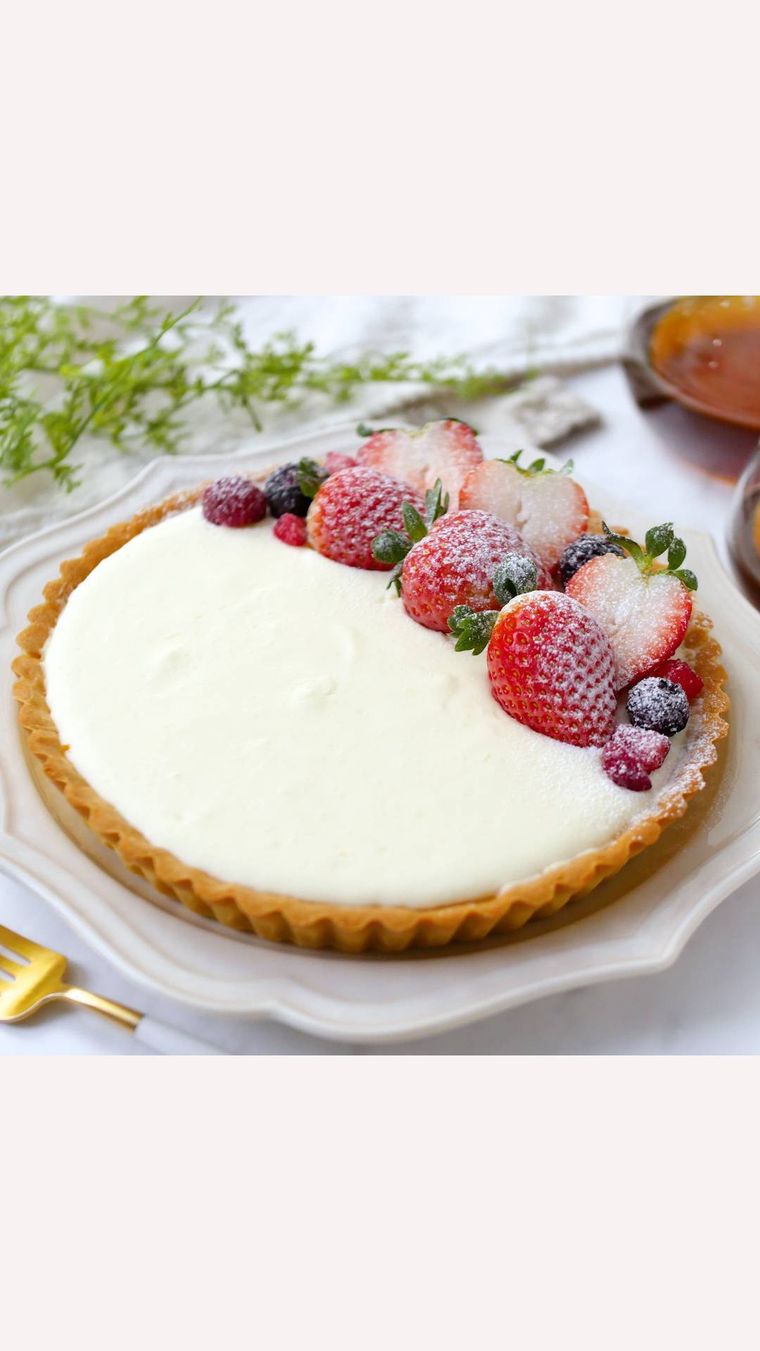 イチゴやブルーベリーが乗ったレアチーズタルト