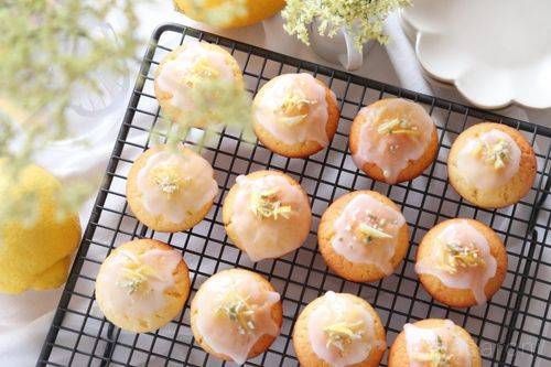 レモンアイシングが塗られたレモンのカップケーキ