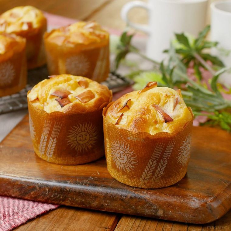 木のトレーにのせたりんごのヨーグルトカップケーキ