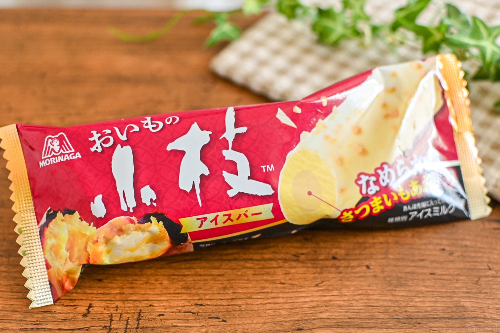 おいもの小枝アイスバー ¥194 周りはサクサクホワイトチョコ 中