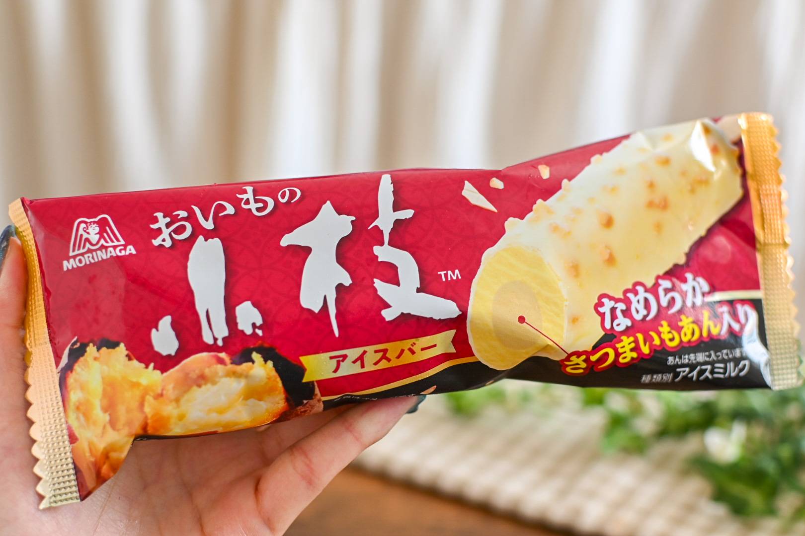 コンビニ限定「おいもの小枝アイスバー」レポ！「ザクザク」「お芋感がすごい」と感激