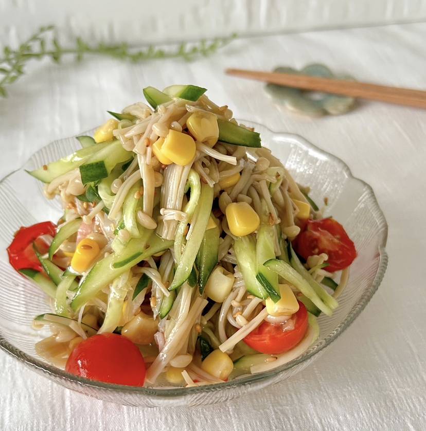 秒でなくなる！えのきの彩り中華サラダ（レンチン5分） - macaroni