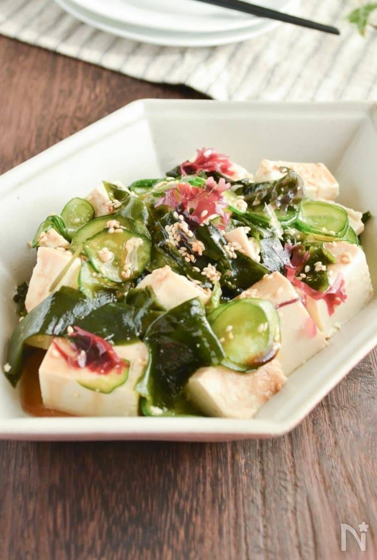 海藻や豆腐が入った韓国風サラダ