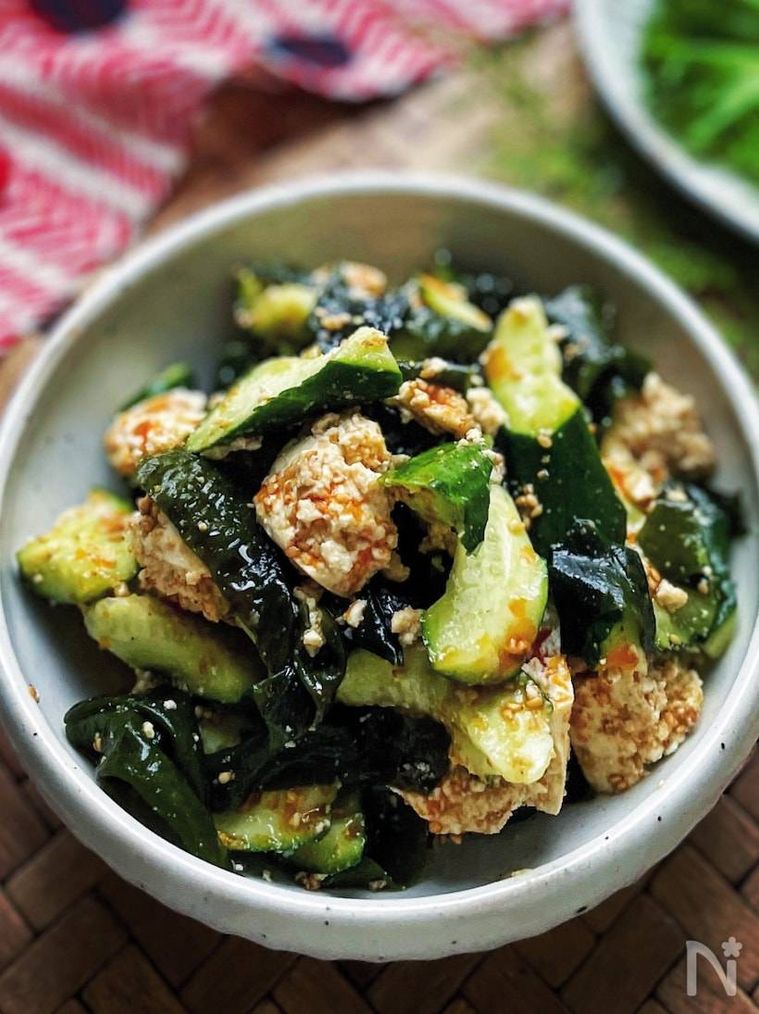 きゅうりや木綿豆腐が入った棒棒鶏風サラダ