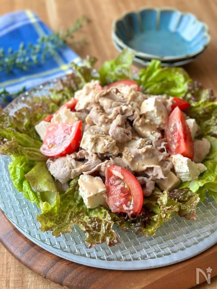トマトや豚肉がのった豆腐のサラダ