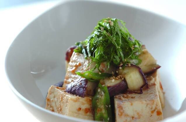 大葉がたっぷりトッピングされた蒸し野菜の梅ダレ豆腐サラダ